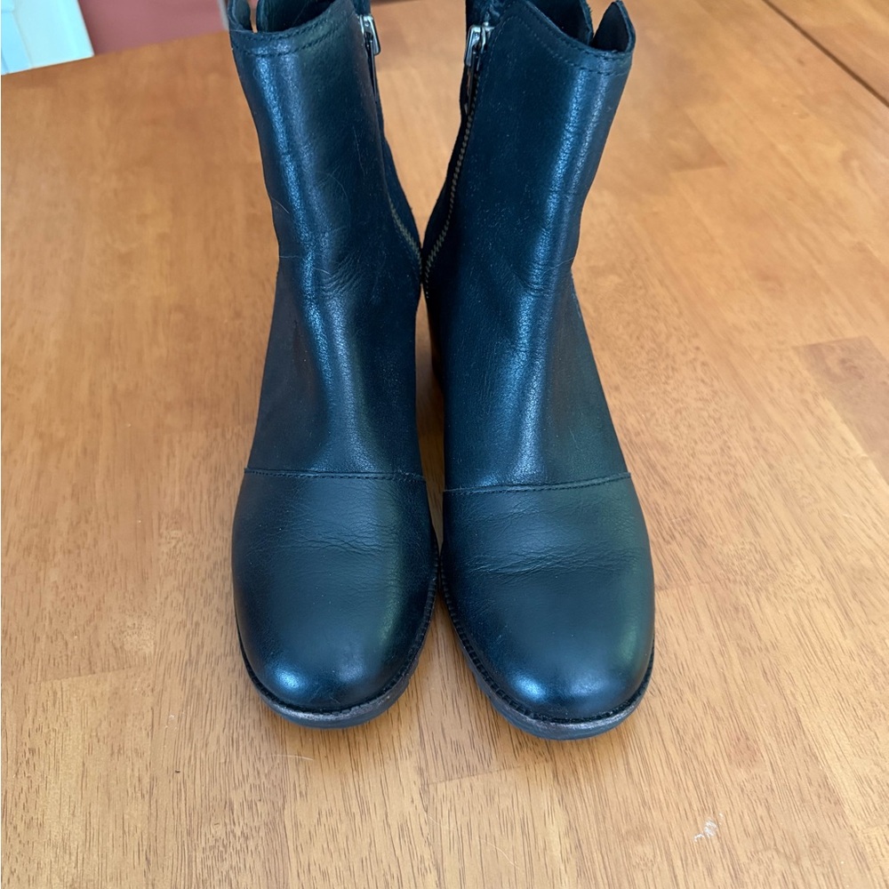 Sorel women’s Black Leather Ankle Boots, NWOT, size 7.